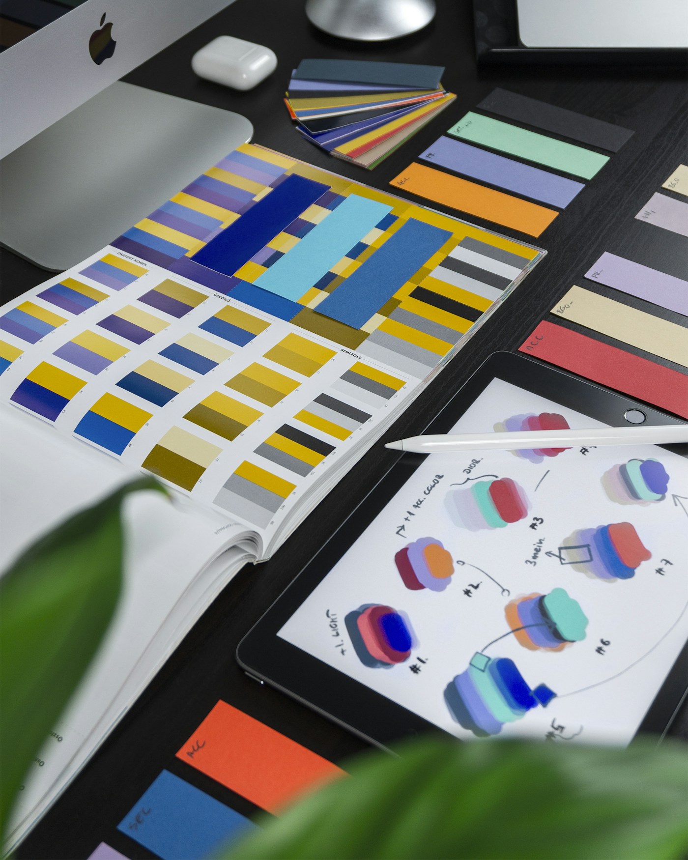 Materiais de design e identidade visual usados na criação de logotipo