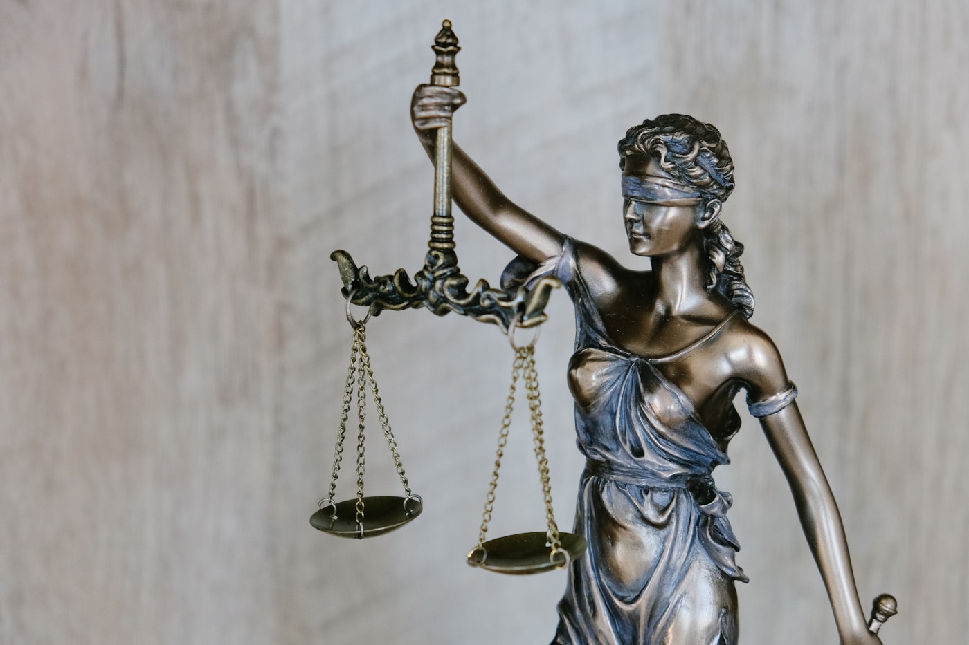 Balança da justiça representando a proteção jurídica de marcas e direitos autorais