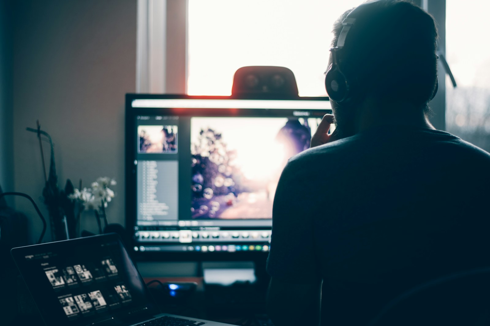 Fotógrafo edita imagens no computador e mantém arquivos originais do trabalho