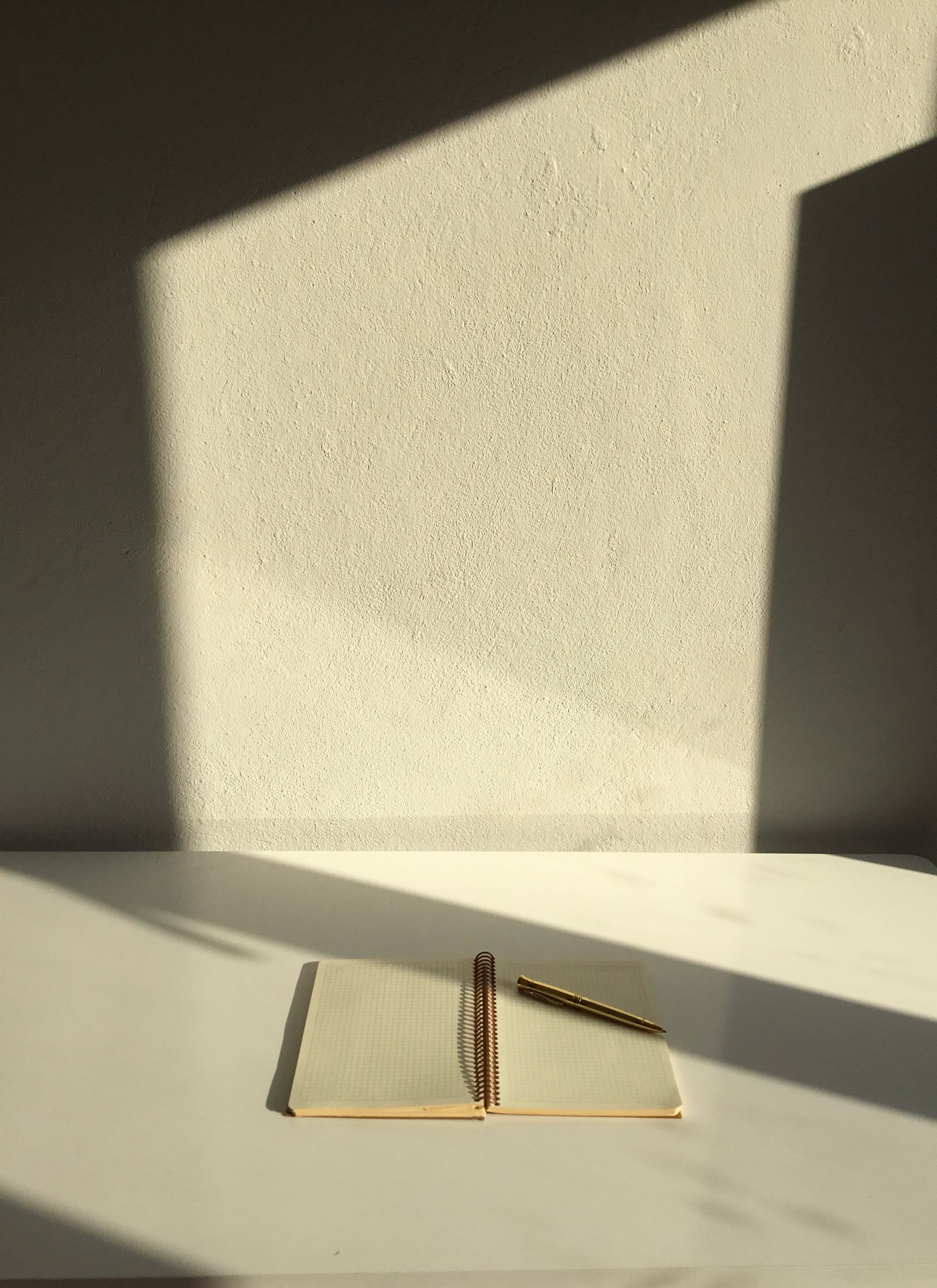 Caderno aberto e caneta representando uma obra escrita e sua prova de autoria